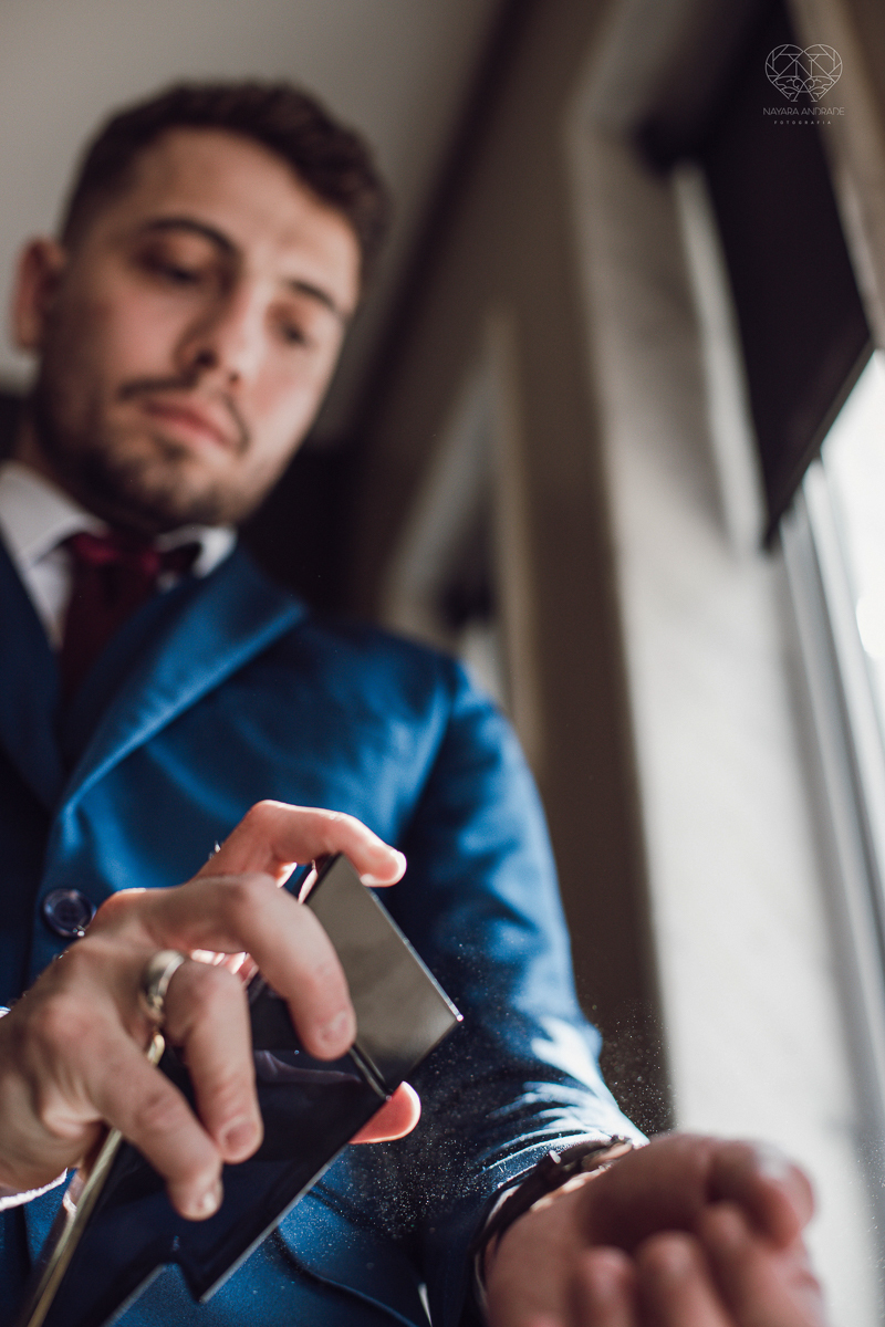 casamento classico emsantos com noivo de terno azul e noiva princesa fotos da fotografa premiada Nayara Andrade no coraçao de maria em santos igreja e festa no Sirio Libanes wedding centro de santos sao paulo