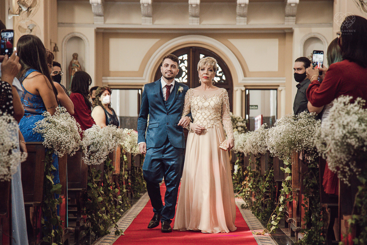 casamento classico emsantos com noivo de terno azul e noiva princesa fotos da fotografa premiada Nayara Andrade no coraçao de maria em santos igreja e festa no Sirio Libanes wedding centro de santos sao paulo