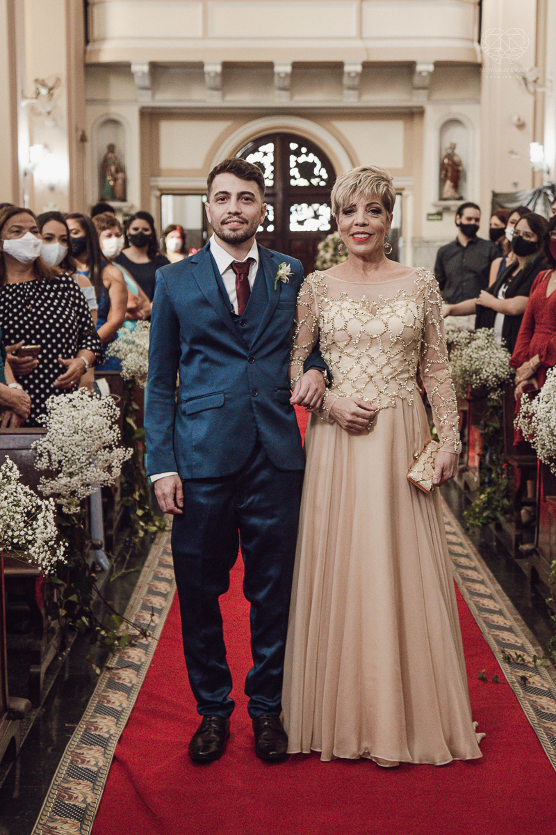 casamento classico emsantos com noivo de terno azul e noiva princesa fotos da fotografa premiada Nayara Andrade no coraçao de maria em santos igreja e festa no Sirio Libanes wedding centro de santos sao paulo