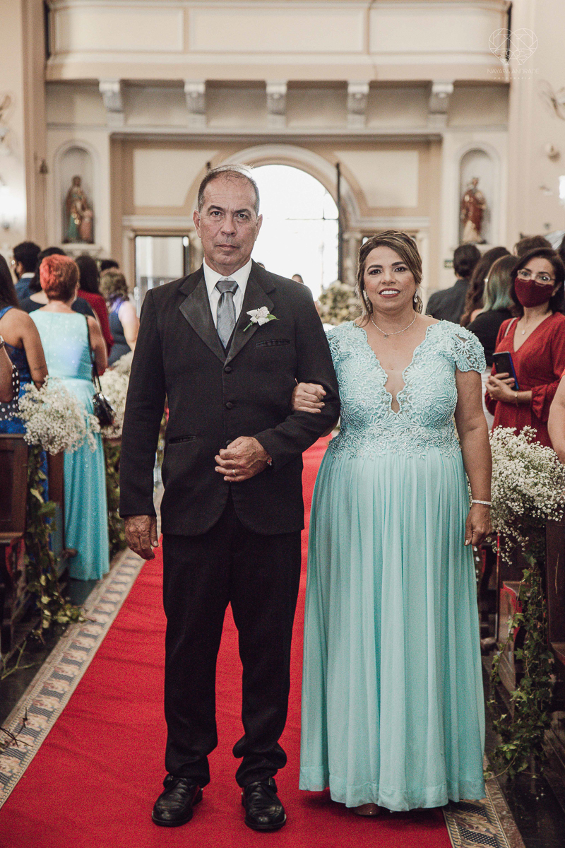 casamento classico emsantos com noivo de terno azul e noiva princesa fotos da fotografa premiada Nayara Andrade no coraçao de maria em santos igreja e festa no Sirio Libanes wedding centro de santos sao paulo