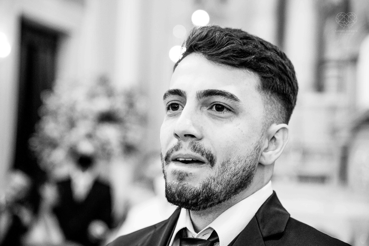 casamento classico emsantos com noivo de terno azul e noiva princesa fotos da fotografa premiada Nayara Andrade no coraçao de maria em santos igreja e festa no Sirio Libanes wedding centro de santos sao paulo