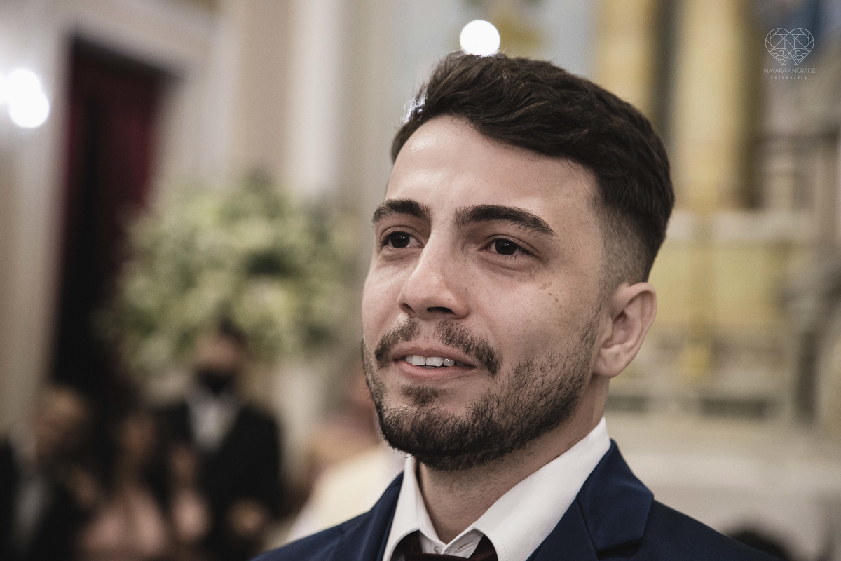 casamento classico emsantos com noivo de terno azul e noiva princesa fotos da fotografa premiada Nayara Andrade no coraçao de maria em santos igreja e festa no Sirio Libanes wedding centro de santos sao paulo