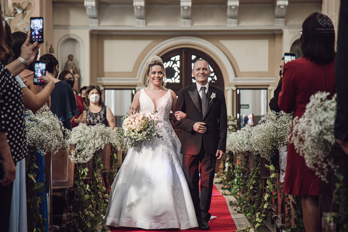 casamento classico emsantos com noivo de terno azul e noiva princesa fotos da fotografa premiada Nayara Andrade no coraçao de maria em santos igreja e festa no Sirio Libanes wedding centro de santos sao paulo