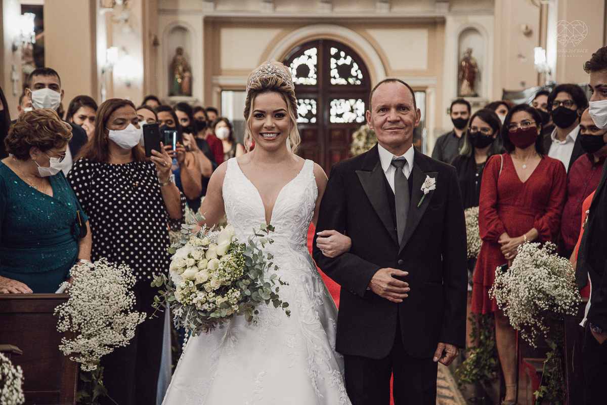 casamento classico emsantos com noivo de terno azul e noiva princesa fotos da fotografa premiada Nayara Andrade no coraçao de maria em santos igreja e festa no Sirio Libanes wedding centro de santos sao paulo