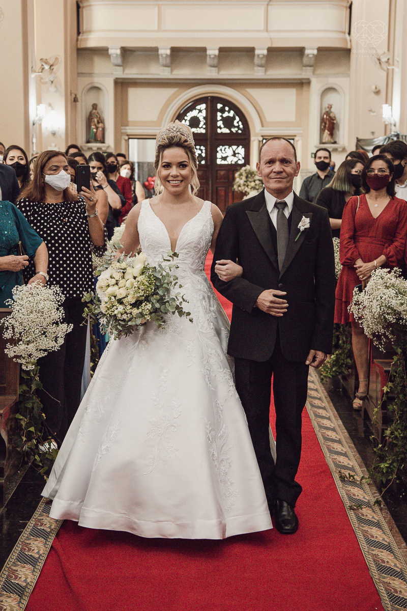 casamento classico emsantos com noivo de terno azul e noiva princesa fotos da fotografa premiada Nayara Andrade no coraçao de maria em santos igreja e festa no Sirio Libanes wedding centro de santos sao paulo