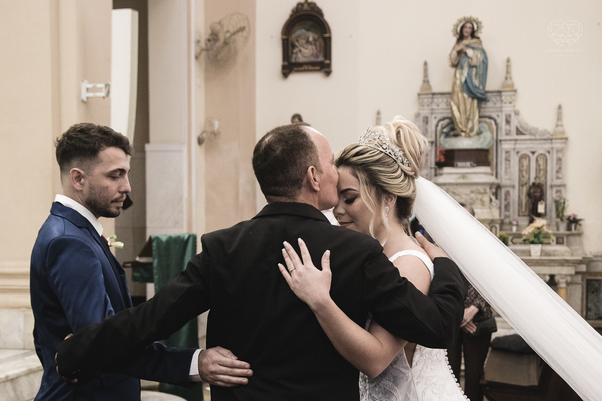casamento classico emsantos com noivo de terno azul e noiva princesa fotos da fotografa premiada Nayara Andrade no coraçao de maria em santos igreja e festa no Sirio Libanes wedding centro de santos sao paulo