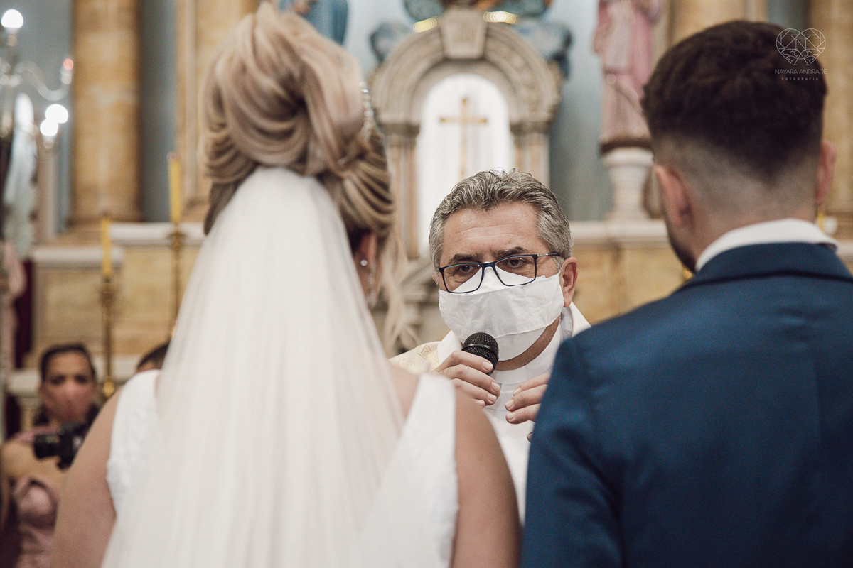 casamento classico emsantos com noivo de terno azul e noiva princesa fotos da fotografa premiada Nayara Andrade no coraçao de maria em santos igreja e festa no Sirio Libanes wedding centro de santos sao paulo