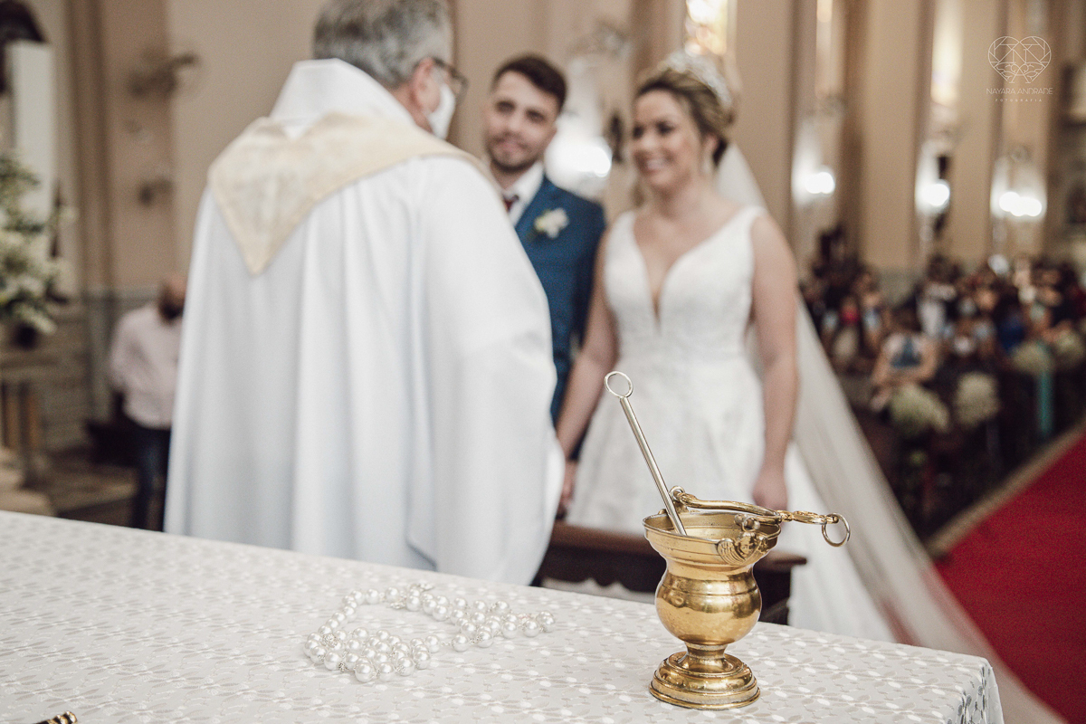 casamento classico emsantos com noivo de terno azul e noiva princesa fotos da fotografa premiada Nayara Andrade no coraçao de maria em santos igreja e festa no Sirio Libanes wedding centro de santos sao paulo