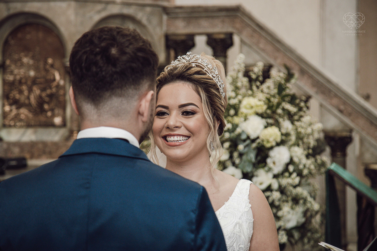 casamento classico emsantos com noivo de terno azul e noiva princesa fotos da fotografa premiada Nayara Andrade no coraçao de maria em santos igreja e festa no Sirio Libanes wedding centro de santos sao paulo