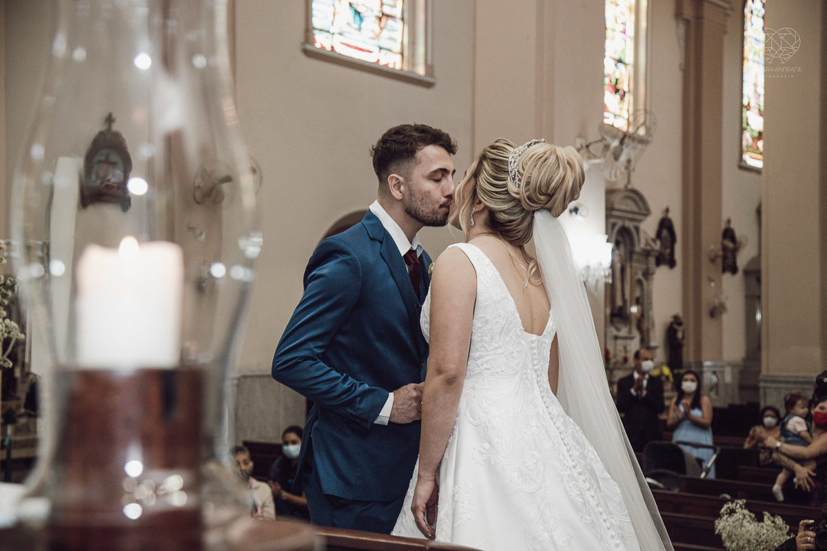 casamento classico emsantos com noivo de terno azul e noiva princesa fotos da fotografa premiada Nayara Andrade no coraçao de maria em santos igreja e festa no Sirio Libanes wedding centro de santos sao paulo