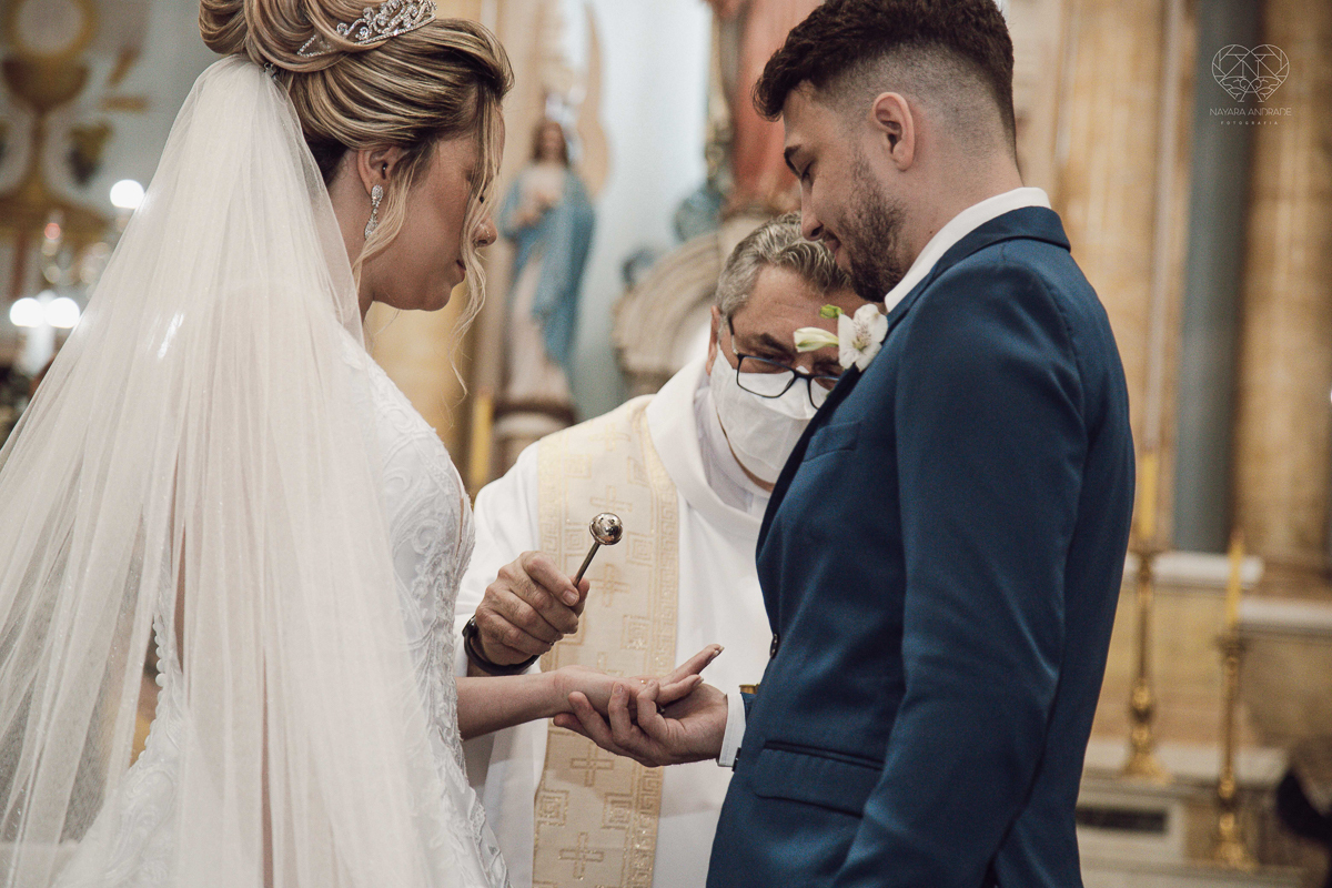 casamento classico emsantos com noivo de terno azul e noiva princesa fotos da fotografa premiada Nayara Andrade no coraçao de maria em santos igreja e festa no Sirio Libanes wedding centro de santos sao paulo