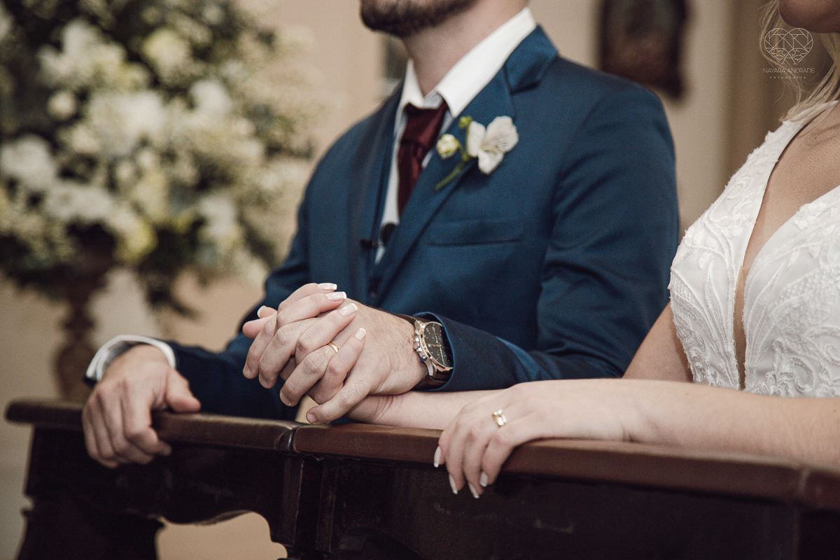 casamento classico emsantos com noivo de terno azul e noiva princesa fotos da fotografa premiada Nayara Andrade no coraçao de maria em santos igreja e festa no Sirio Libanes wedding centro de santos sao paulo