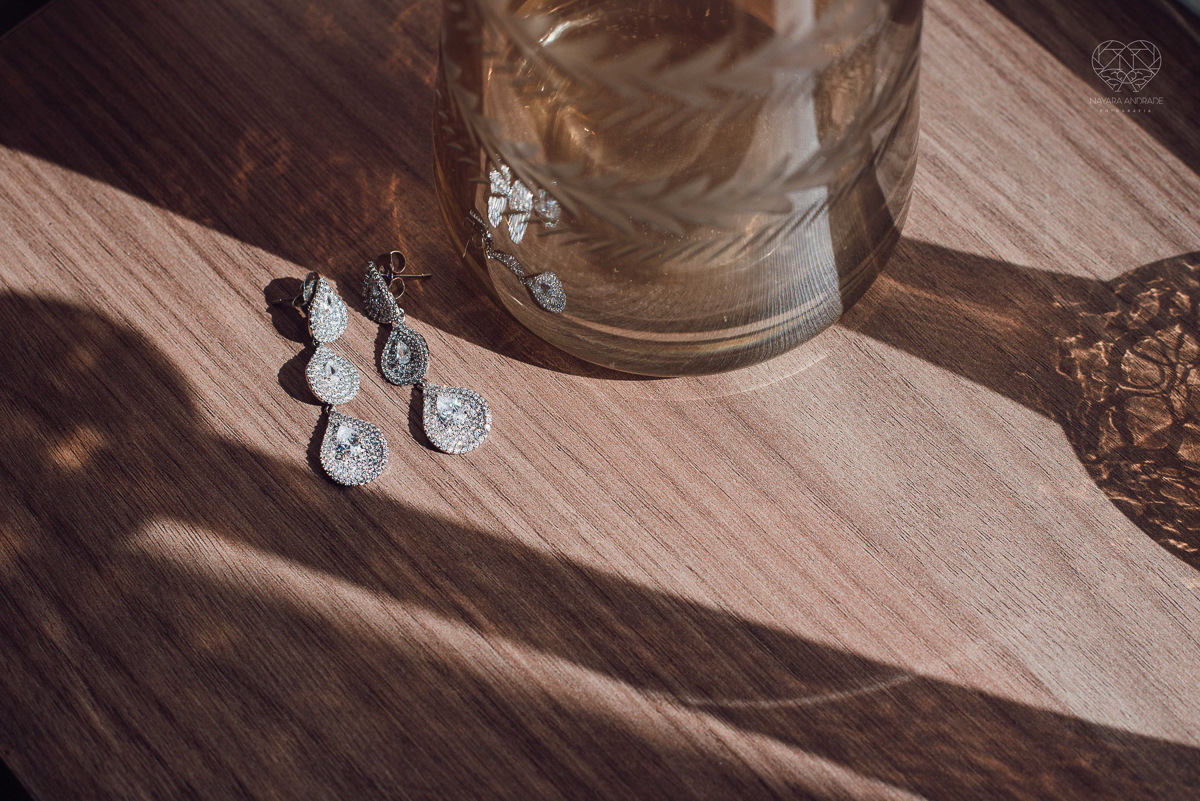 casamento classico emsantos com noivo de terno azul e noiva princesa fotos da fotografa premiada Nayara Andrade no coraçao de maria em santos igreja e festa no Sirio Libanes wedding centro de santos sao paulo