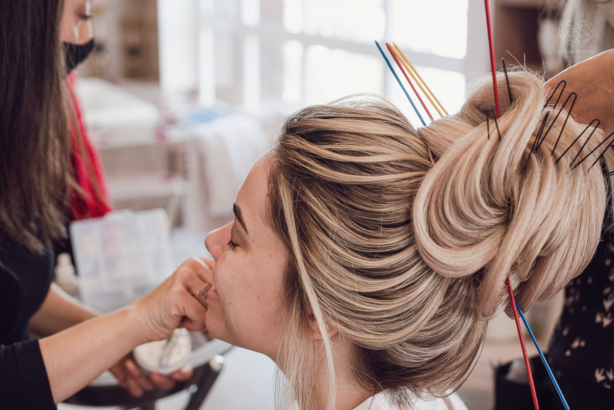 casamento classico emsantos com noivo de terno azul e noiva princesa fotos da fotografa premiada Nayara Andrade no coraçao de maria em santos igreja e festa no Sirio Libanes wedding centro de santos sao paulo