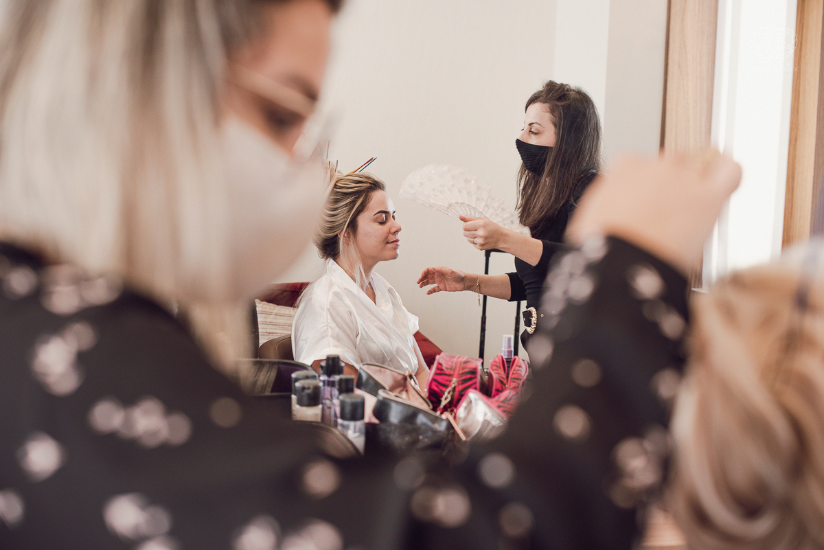 casamento classico emsantos com noivo de terno azul e noiva princesa fotos da fotografa premiada Nayara Andrade no coraçao de maria em santos igreja e festa no Sirio Libanes wedding centro de santos sao paulo