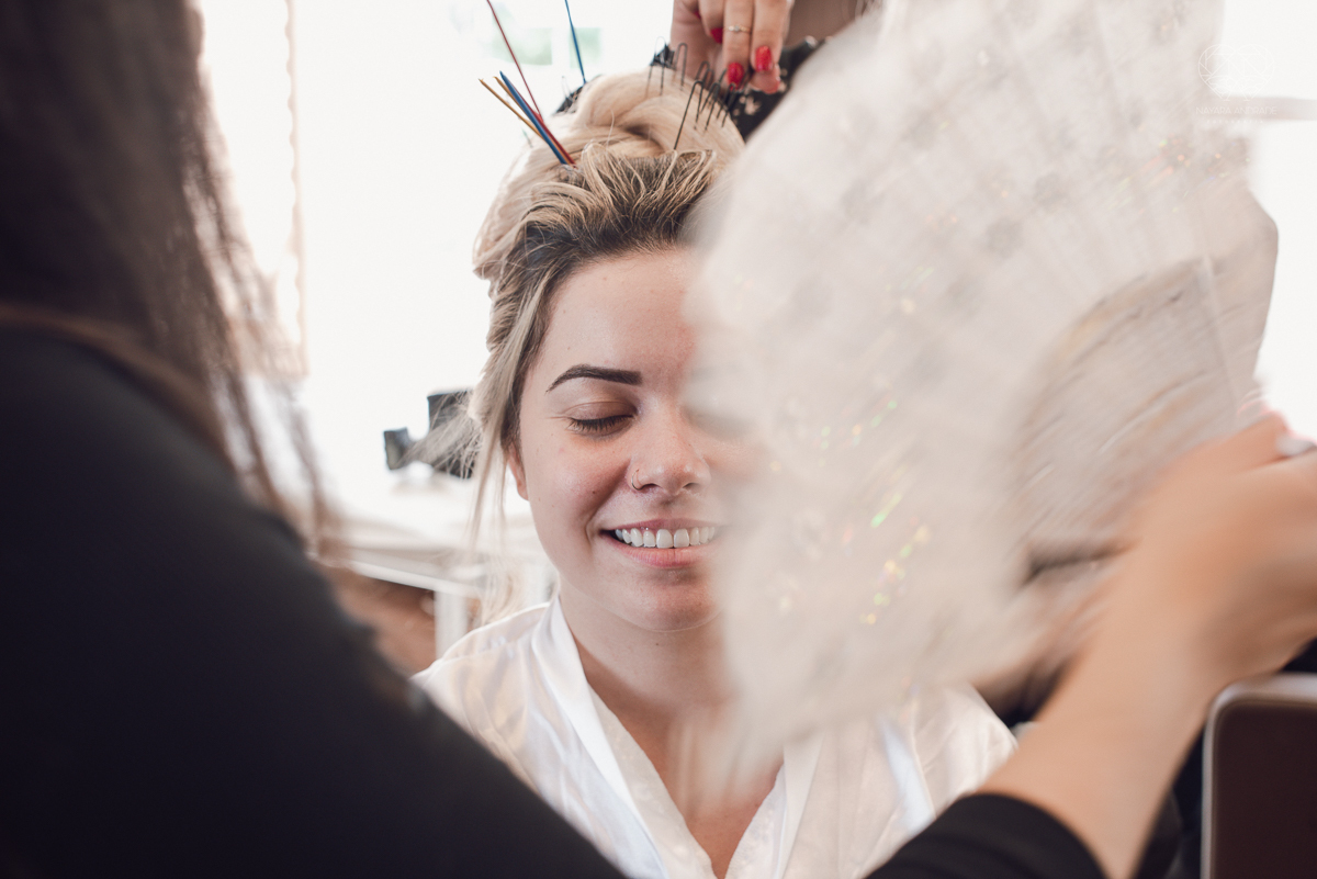 casamento classico emsantos com noivo de terno azul e noiva princesa fotos da fotografa premiada Nayara Andrade no coraçao de maria em santos igreja e festa no Sirio Libanes wedding centro de santos sao paulo