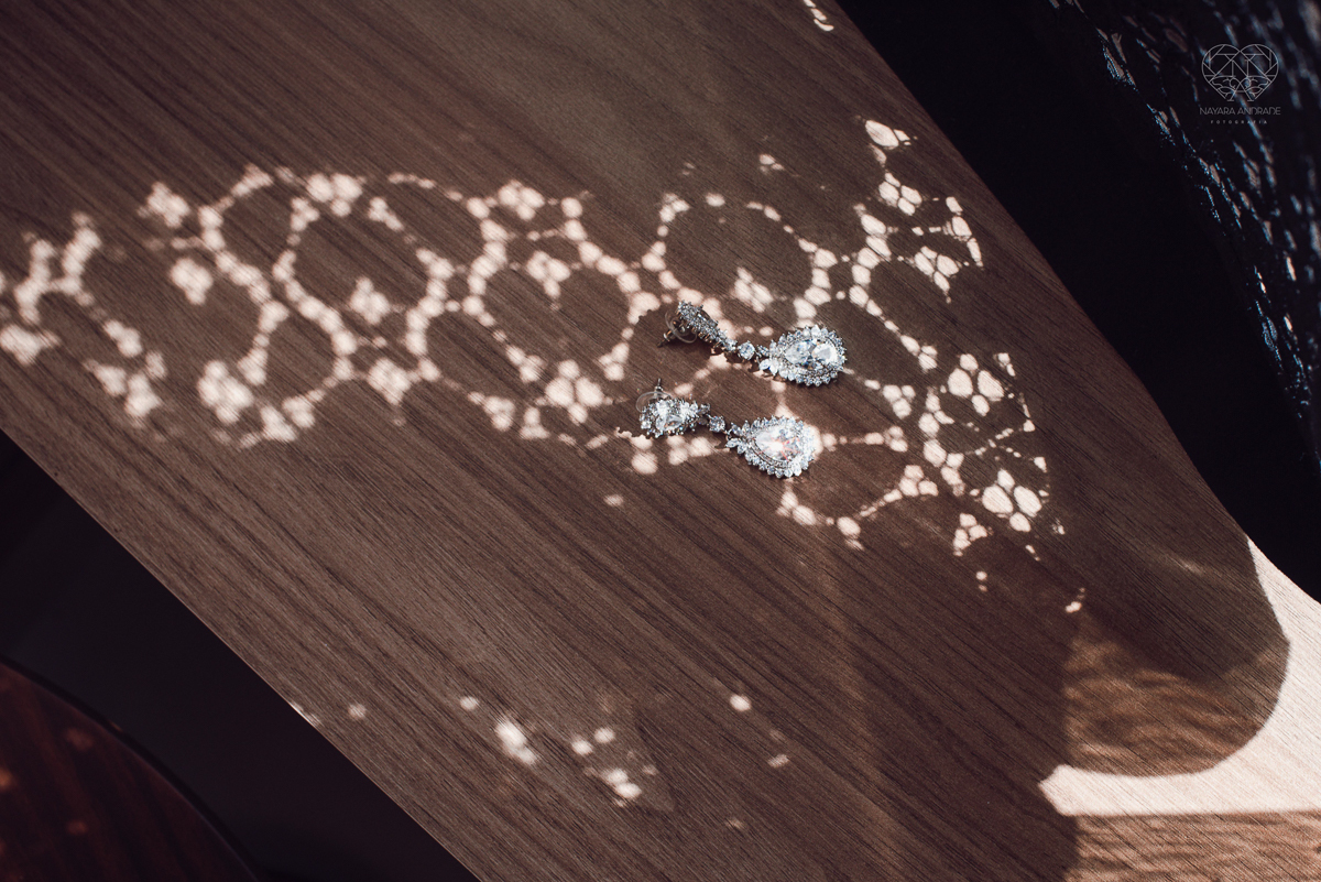 casamento classico emsantos com noivo de terno azul e noiva princesa fotos da fotografa premiada Nayara Andrade no coraçao de maria em santos igreja e festa no Sirio Libanes wedding centro de santos sao paulo