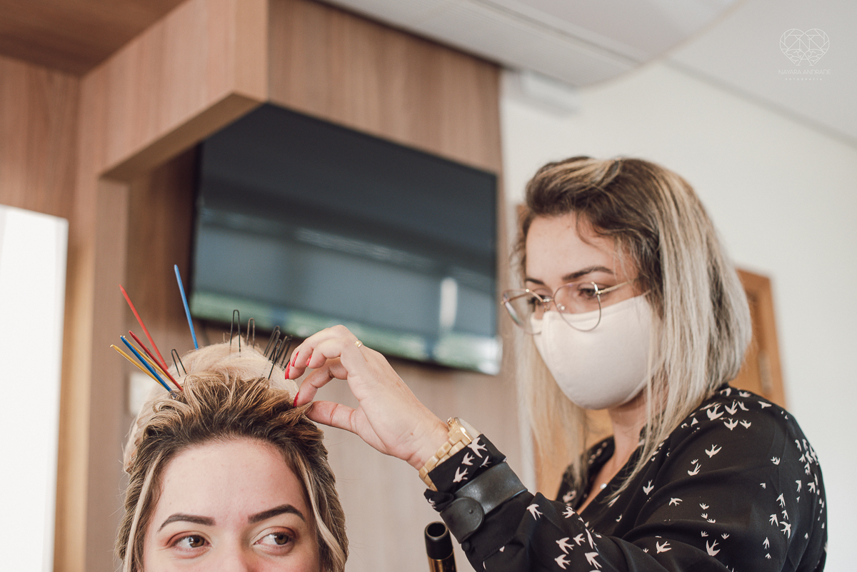 casamento classico emsantos com noivo de terno azul e noiva princesa fotos da fotografa premiada Nayara Andrade no coraçao de maria em santos igreja e festa no Sirio Libanes wedding centro de santos sao paulo