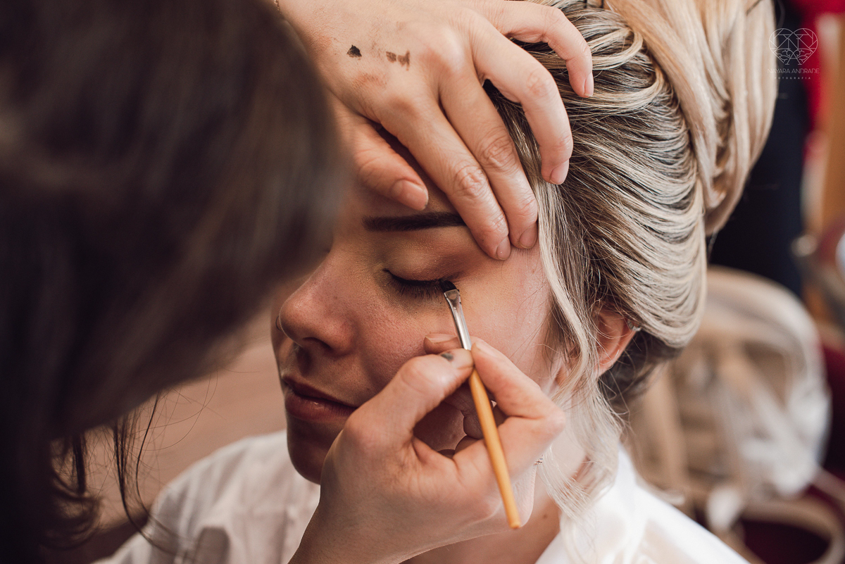 casamento classico emsantos com noivo de terno azul e noiva princesa fotos da fotografa premiada Nayara Andrade no coraçao de maria em santos igreja e festa no Sirio Libanes wedding centro de santos sao paulo