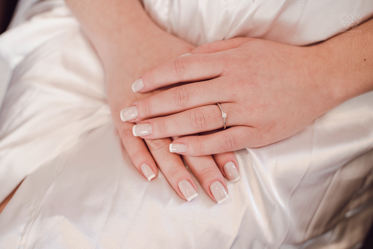 casamento classico emsantos com noivo de terno azul e noiva princesa fotos da fotografa premiada Nayara Andrade no coraçao de maria em santos igreja e festa no Sirio Libanes wedding centro de santos sao paulo