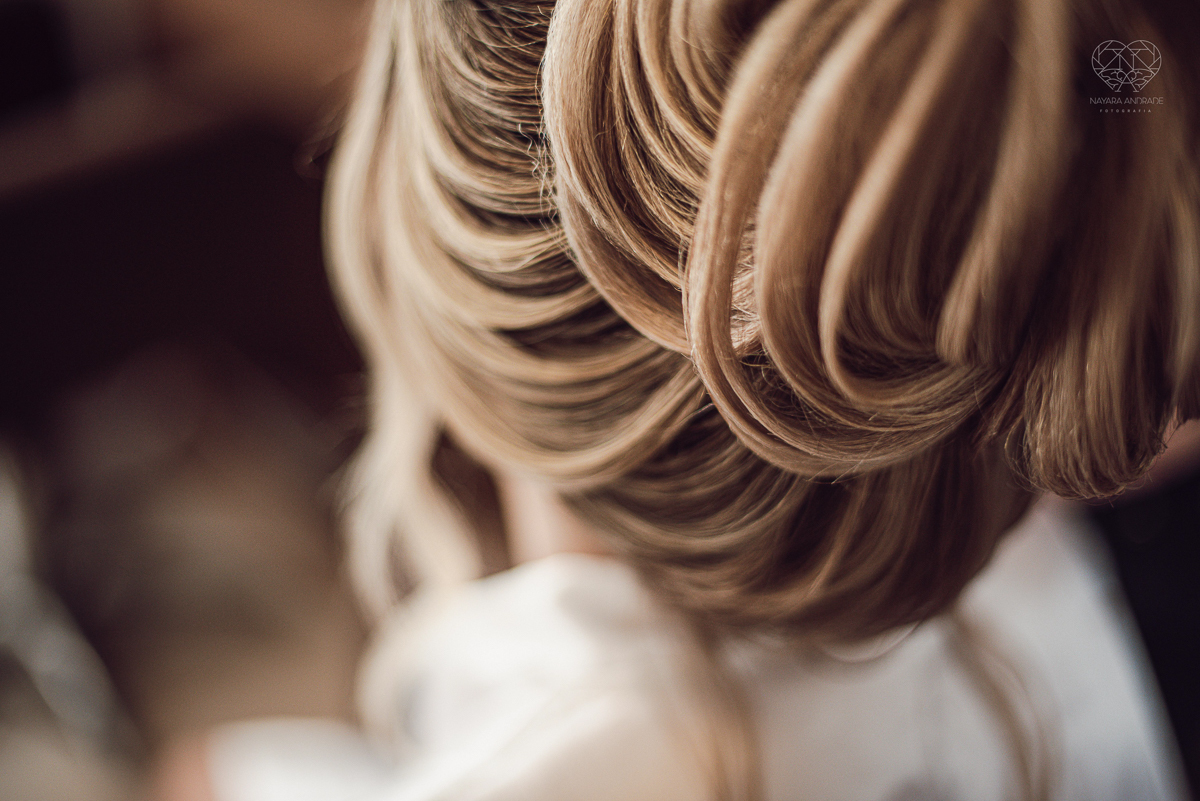 casamento classico emsantos com noivo de terno azul e noiva princesa fotos da fotografa premiada Nayara Andrade no coraçao de maria em santos igreja e festa no Sirio Libanes wedding centro de santos sao paulo