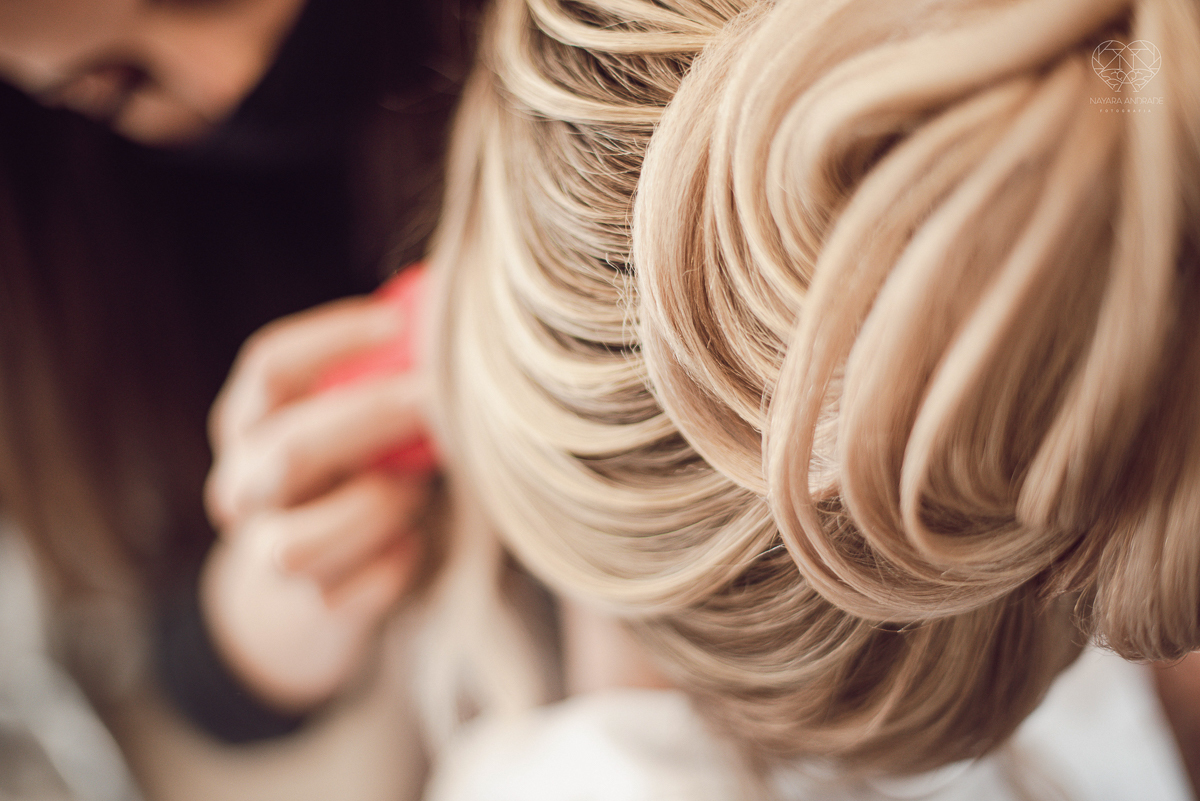 casamento classico emsantos com noivo de terno azul e noiva princesa fotos da fotografa premiada Nayara Andrade no coraçao de maria em santos igreja e festa no Sirio Libanes wedding centro de santos sao paulo
