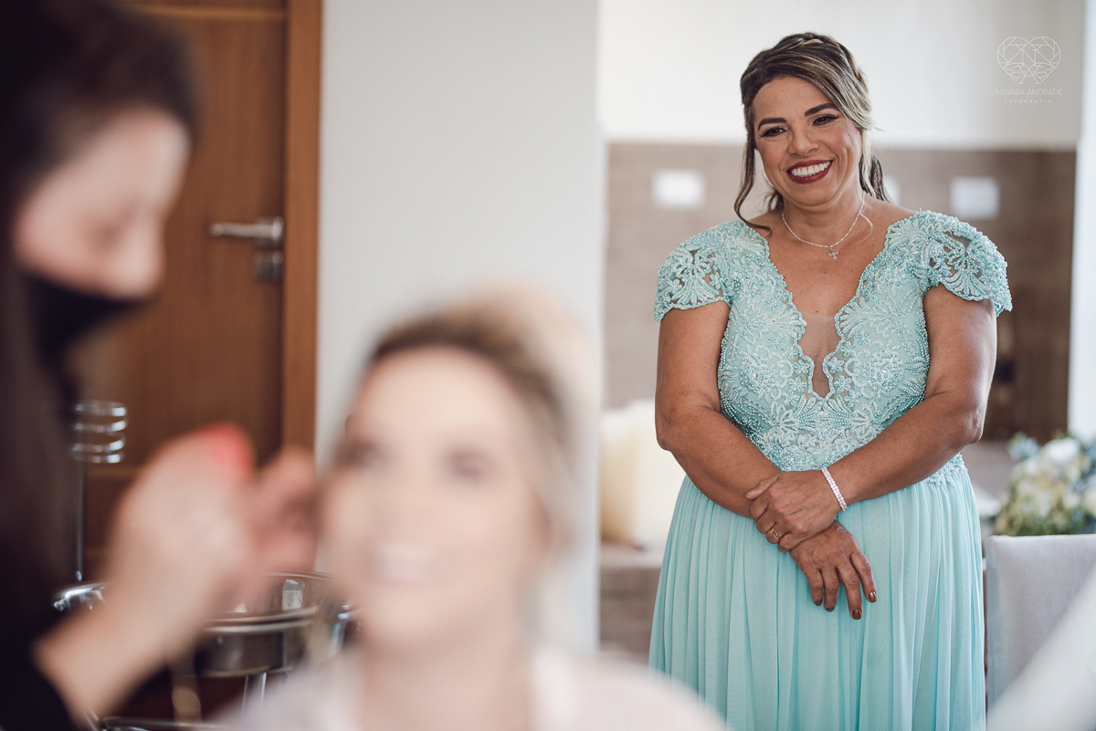 casamento classico emsantos com noivo de terno azul e noiva princesa fotos da fotografa premiada Nayara Andrade no coraçao de maria em santos igreja e festa no Sirio Libanes wedding centro de santos sao paulo