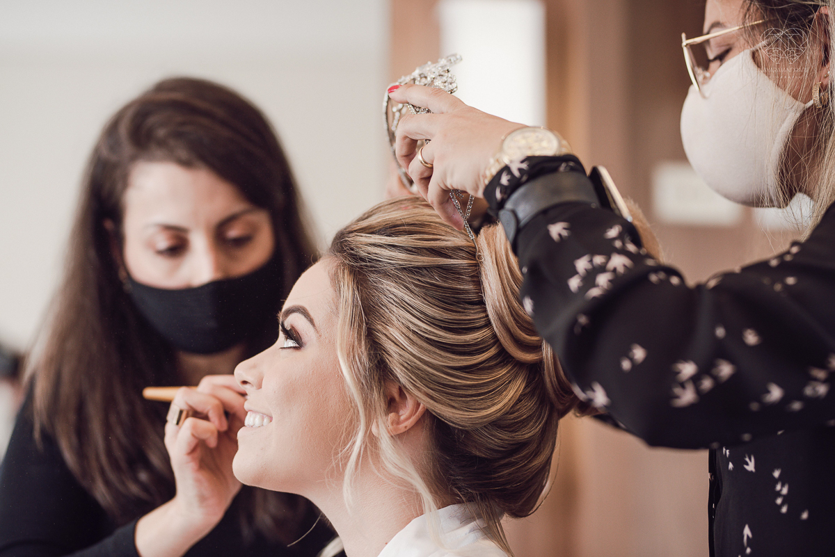 casamento classico emsantos com noivo de terno azul e noiva princesa fotos da fotografa premiada Nayara Andrade no coraçao de maria em santos igreja e festa no Sirio Libanes wedding centro de santos sao paulo