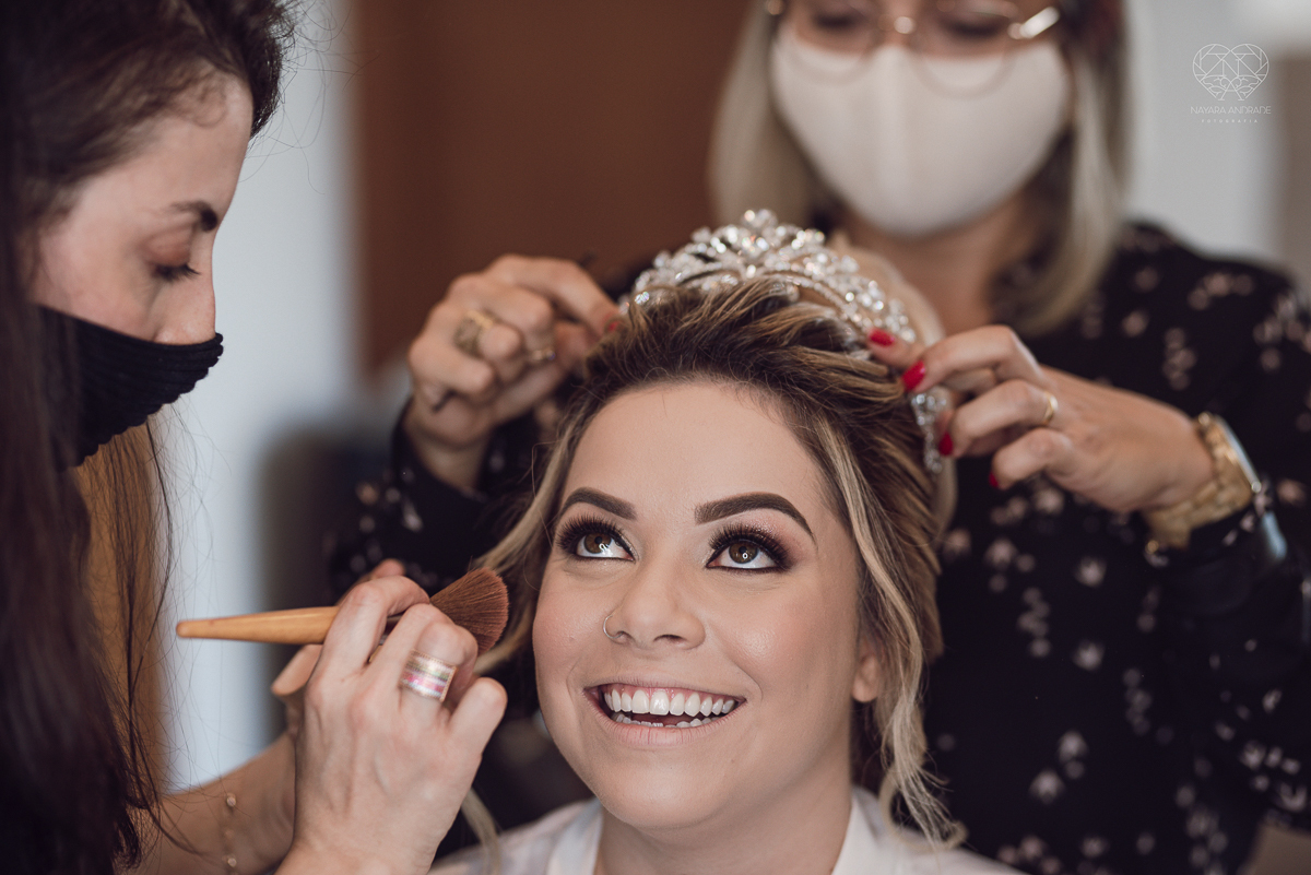 casamento classico emsantos com noivo de terno azul e noiva princesa fotos da fotografa premiada Nayara Andrade no coraçao de maria em santos igreja e festa no Sirio Libanes wedding centro de santos sao paulo