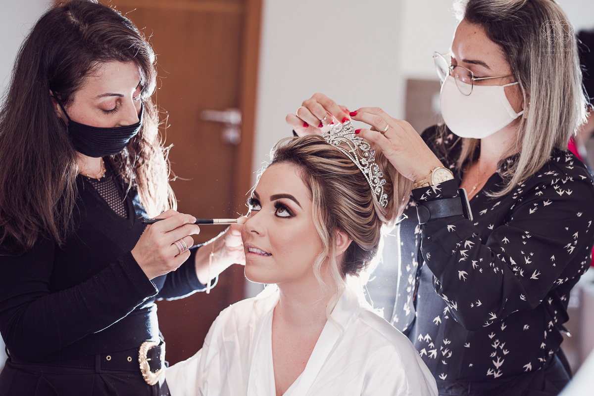 casamento classico emsantos com noivo de terno azul e noiva princesa fotos da fotografa premiada Nayara Andrade no coraçao de maria em santos igreja e festa no Sirio Libanes wedding centro de santos sao paulo