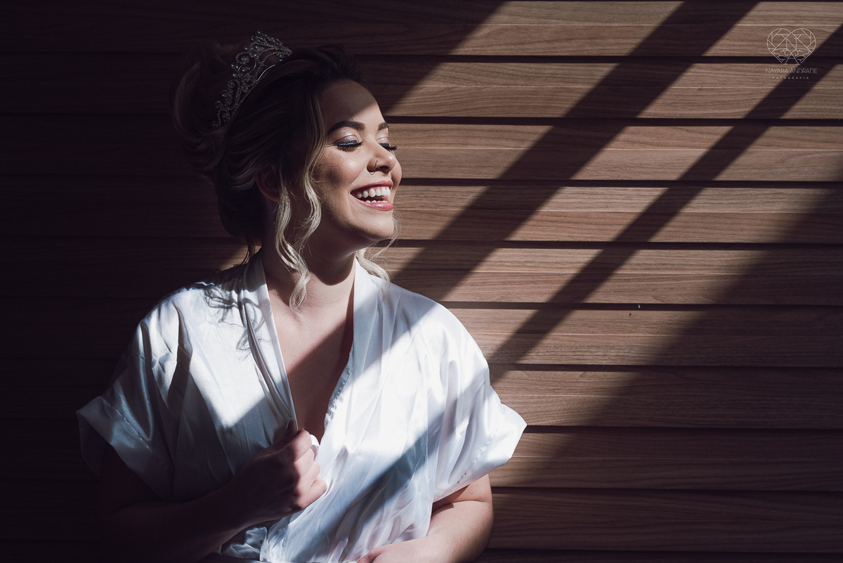 casamento classico emsantos com noivo de terno azul e noiva princesa fotos da fotografa premiada Nayara Andrade no coraçao de maria em santos igreja e festa no Sirio Libanes wedding centro de santos sao paulo