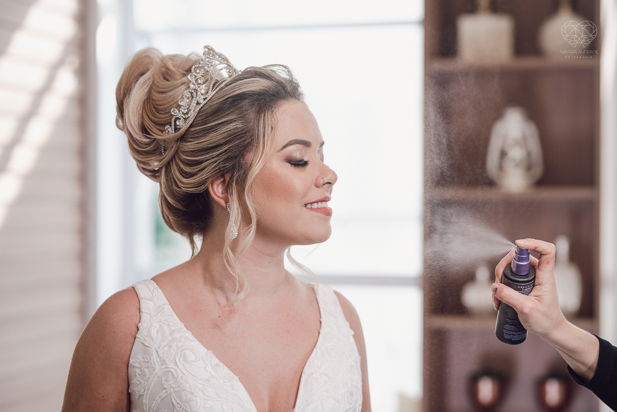 casamento classico emsantos com noivo de terno azul e noiva princesa fotos da fotografa premiada Nayara Andrade no coraçao de maria em santos igreja e festa no Sirio Libanes wedding centro de santos sao paulo