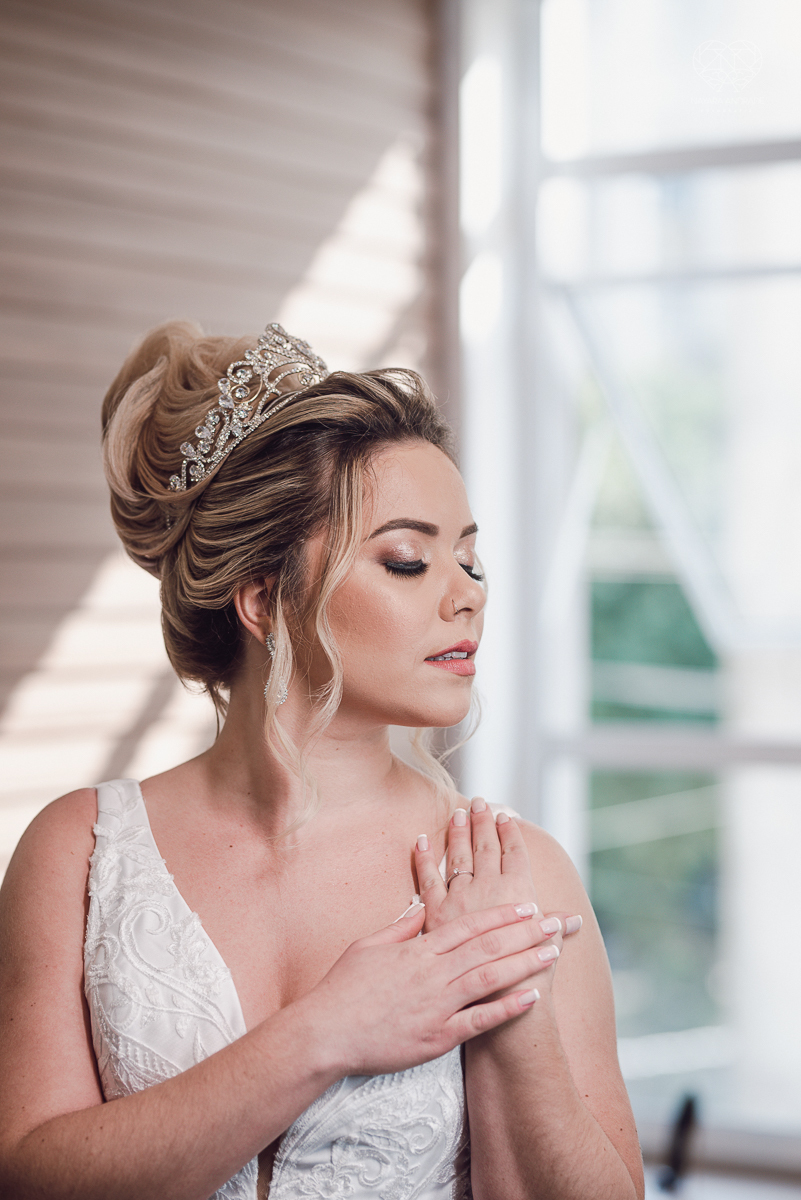 casamento classico emsantos com noivo de terno azul e noiva princesa fotos da fotografa premiada Nayara Andrade no coraçao de maria em santos igreja e festa no Sirio Libanes wedding centro de santos sao paulo