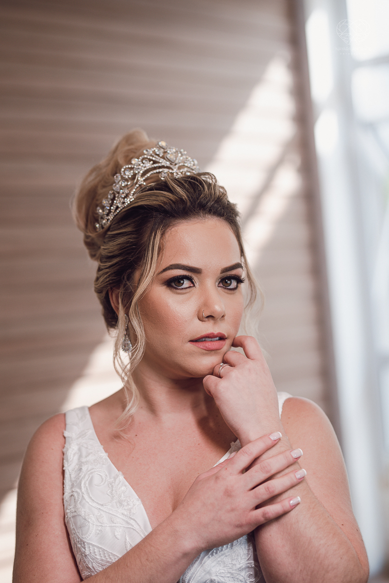 casamento classico emsantos com noivo de terno azul e noiva princesa fotos da fotografa premiada Nayara Andrade no coraçao de maria em santos igreja e festa no Sirio Libanes wedding centro de santos sao paulo