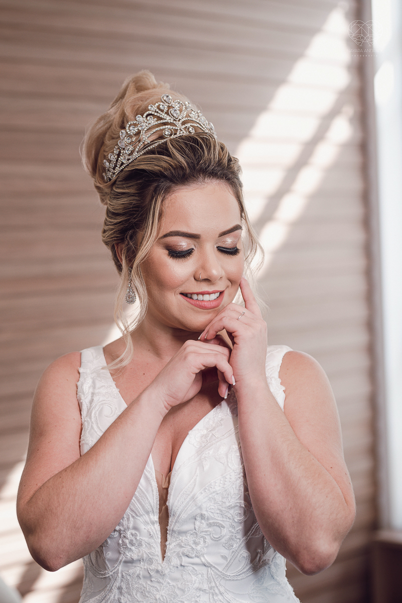 casamento classico emsantos com noivo de terno azul e noiva princesa fotos da fotografa premiada Nayara Andrade no coraçao de maria em santos igreja e festa no Sirio Libanes wedding centro de santos sao paulo