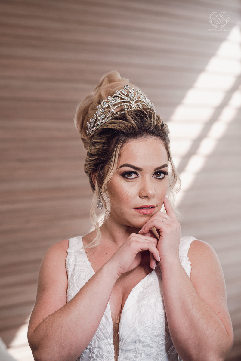 casamento classico emsantos com noivo de terno azul e noiva princesa fotos da fotografa premiada Nayara Andrade no coraçao de maria em santos igreja e festa no Sirio Libanes wedding centro de santos sao paulo