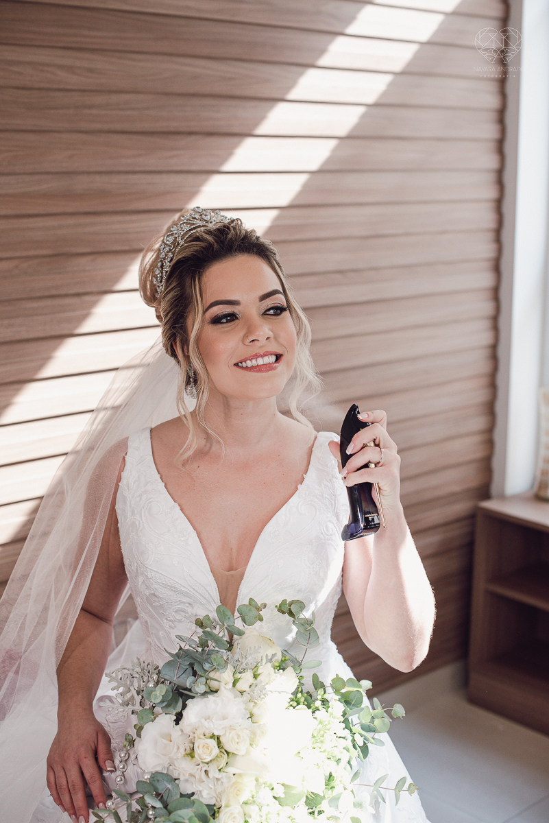 casamento classico emsantos com noivo de terno azul e noiva princesa fotos da fotografa premiada Nayara Andrade no coraçao de maria em santos igreja e festa no Sirio Libanes wedding centro de santos sao paulo