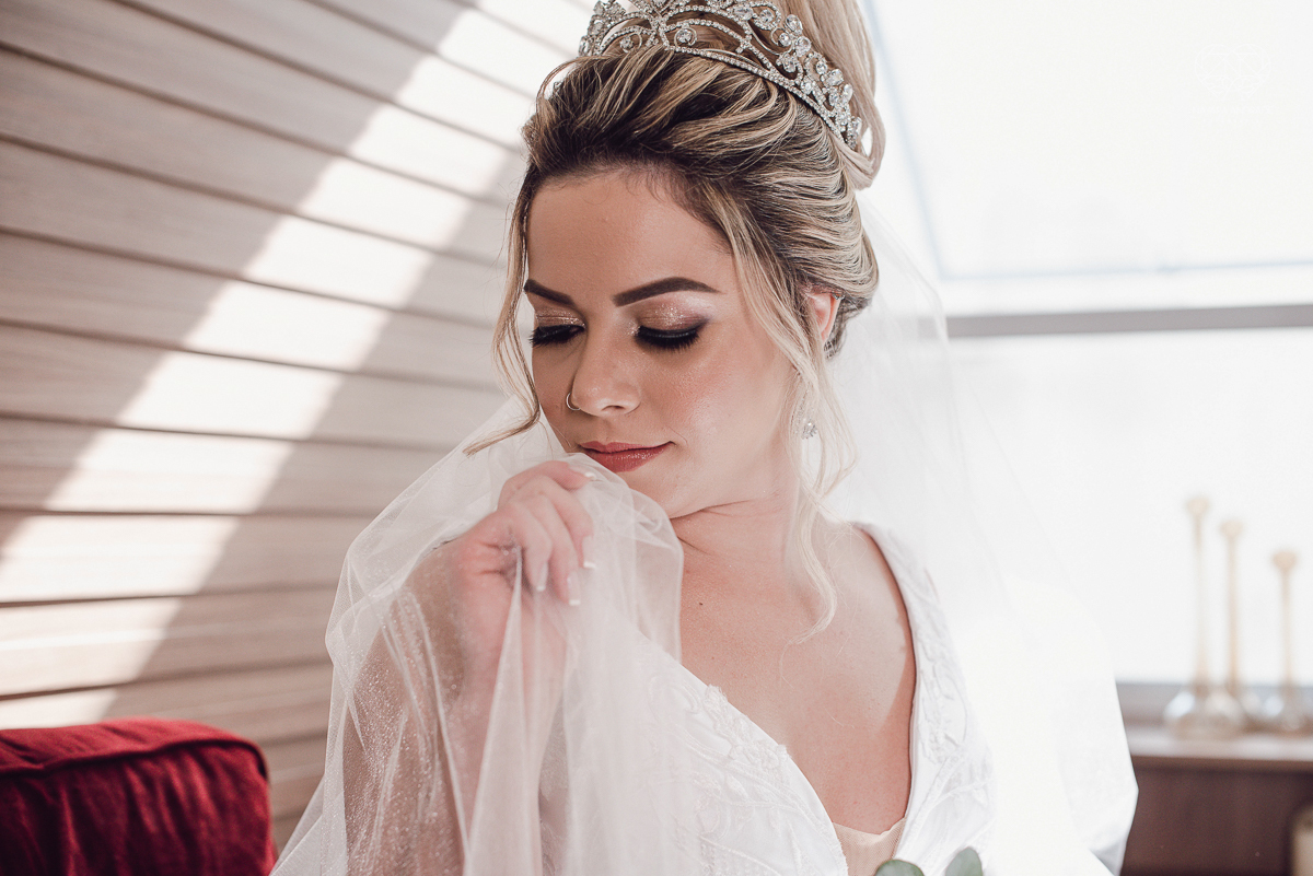 casamento classico emsantos com noivo de terno azul e noiva princesa fotos da fotografa premiada Nayara Andrade no coraçao de maria em santos igreja e festa no Sirio Libanes wedding centro de santos sao paulo