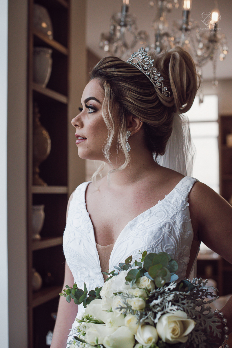 casamento classico emsantos com noivo de terno azul e noiva princesa fotos da fotografa premiada Nayara Andrade no coraçao de maria em santos igreja e festa no Sirio Libanes wedding centro de santos sao paulo