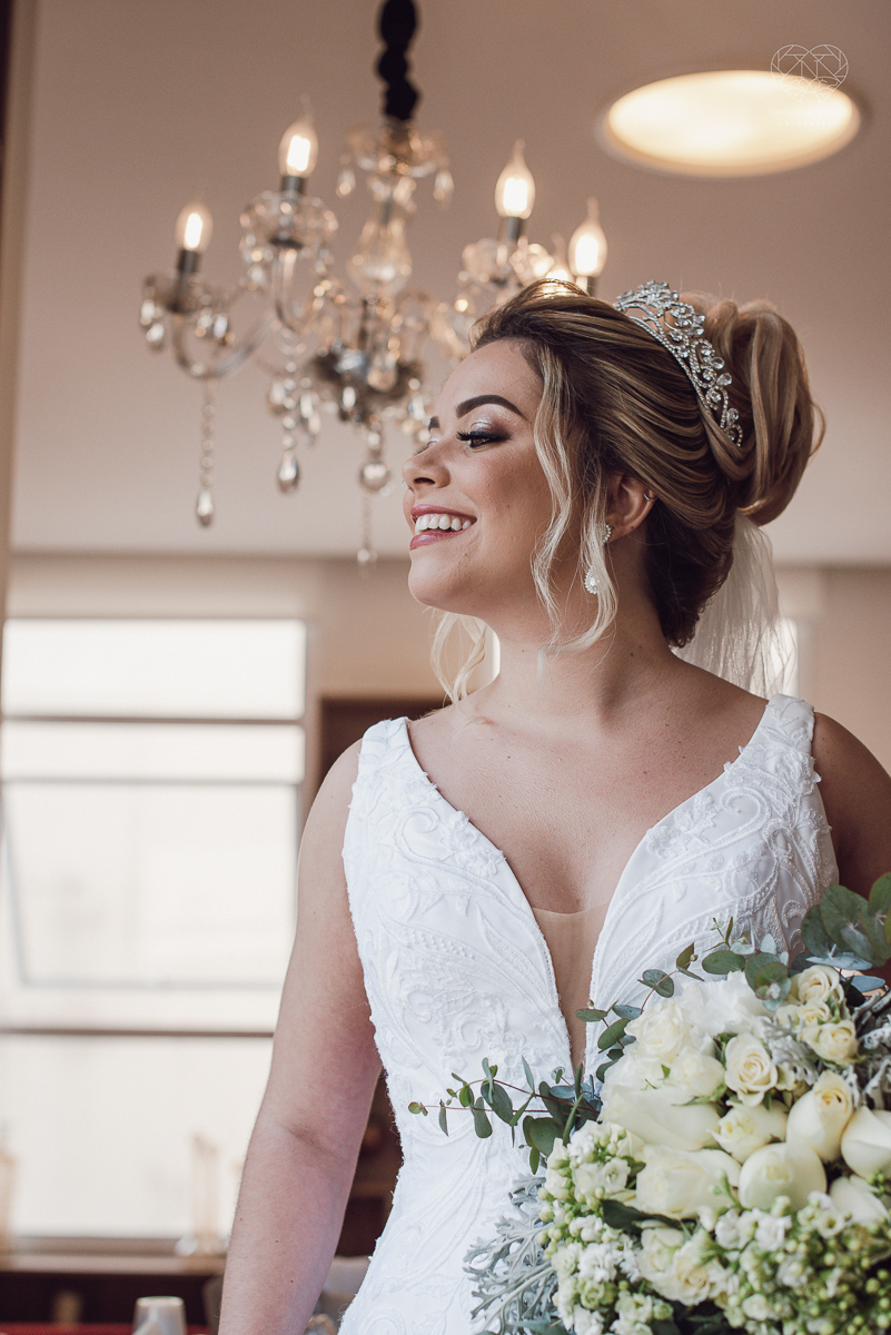 casamento classico emsantos com noivo de terno azul e noiva princesa fotos da fotografa premiada Nayara Andrade no coraçao de maria em santos igreja e festa no Sirio Libanes wedding centro de santos sao paulo