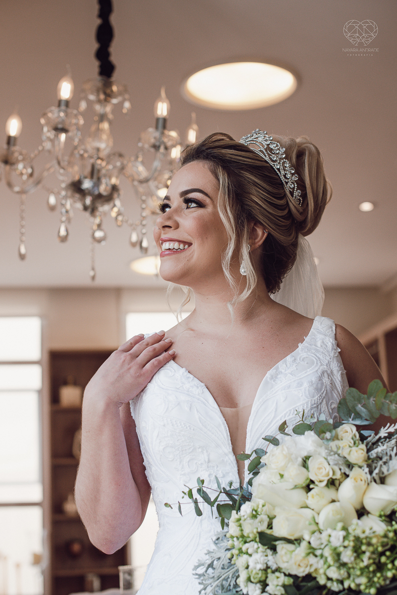 casamento classico emsantos com noivo de terno azul e noiva princesa fotos da fotografa premiada Nayara Andrade no coraçao de maria em santos igreja e festa no Sirio Libanes wedding centro de santos sao paulo