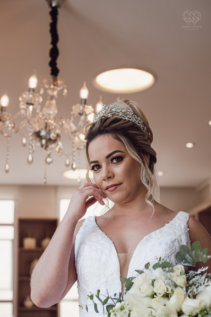 casamento classico emsantos com noivo de terno azul e noiva princesa fotos da fotografa premiada Nayara Andrade no coraçao de maria em santos igreja e festa no Sirio Libanes wedding centro de santos sao paulo