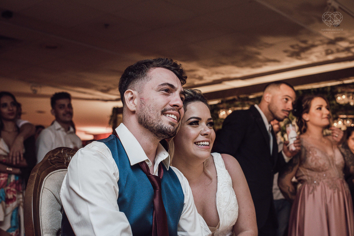 casamento classico emsantos com noivo de terno azul e noiva princesa fotos da fotografa premiada Nayara Andrade no coraçao de maria em santos igreja e festa no Sirio Libanes wedding centro de santos sao paulo