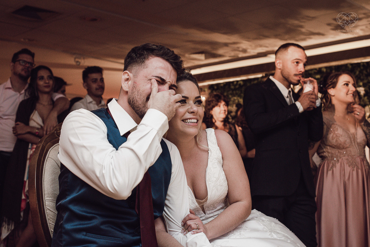 casamento classico emsantos com noivo de terno azul e noiva princesa fotos da fotografa premiada Nayara Andrade no coraçao de maria em santos igreja e festa no Sirio Libanes wedding centro de santos sao paulo