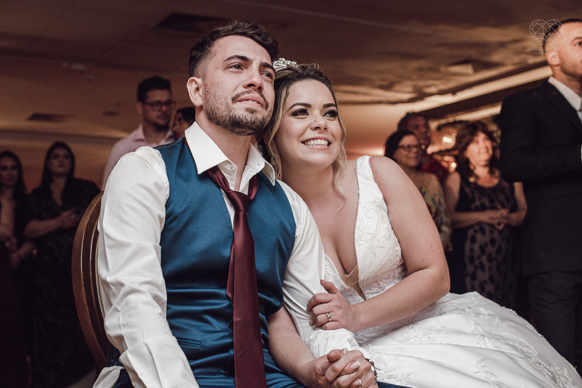 casamento classico emsantos com noivo de terno azul e noiva princesa fotos da fotografa premiada Nayara Andrade no coraçao de maria em santos igreja e festa no Sirio Libanes wedding centro de santos sao paulo