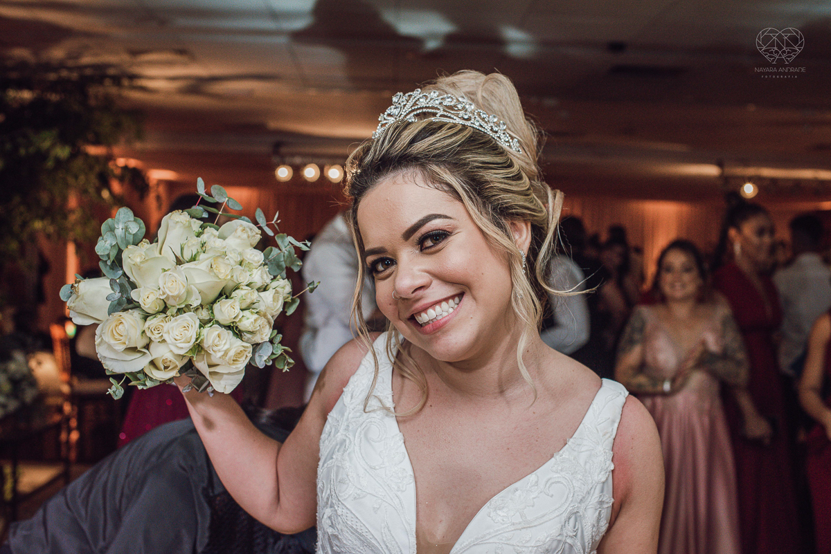 casamento classico emsantos com noivo de terno azul e noiva princesa fotos da fotografa premiada Nayara Andrade no coraçao de maria em santos igreja e festa no Sirio Libanes wedding centro de santos sao paulo