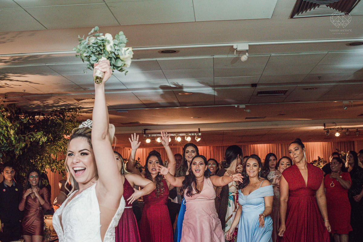 casamento classico emsantos com noivo de terno azul e noiva princesa fotos da fotografa premiada Nayara Andrade no coraçao de maria em santos igreja e festa no Sirio Libanes wedding centro de santos sao paulo