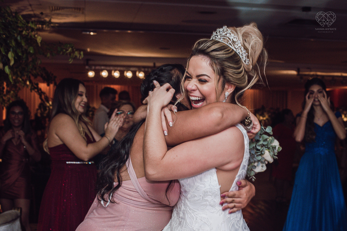 casamento classico emsantos com noivo de terno azul e noiva princesa fotos da fotografa premiada Nayara Andrade no coraçao de maria em santos igreja e festa no Sirio Libanes wedding centro de santos sao paulo