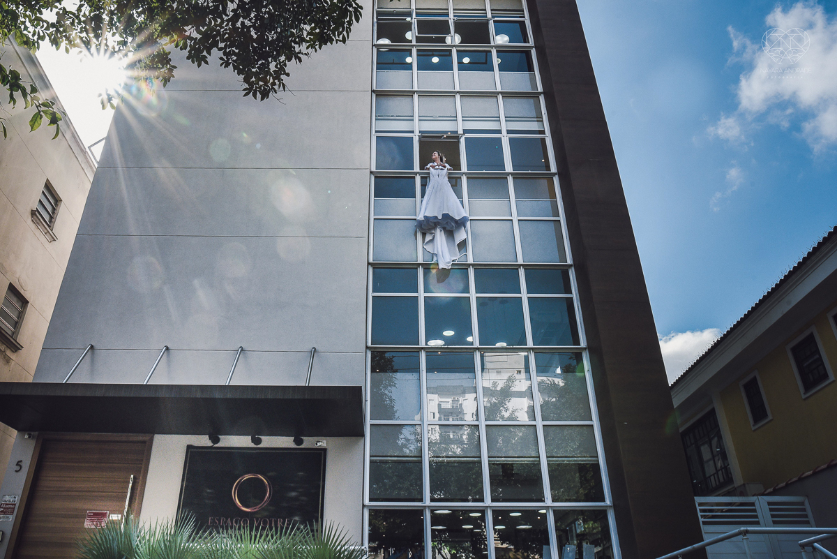 casamento classico emsantos com noivo de terno azul e noiva princesa fotos da fotografa premiada Nayara Andrade no coraçao de maria em santos igreja e festa no Sirio Libanes wedding centro de santos sao paulo