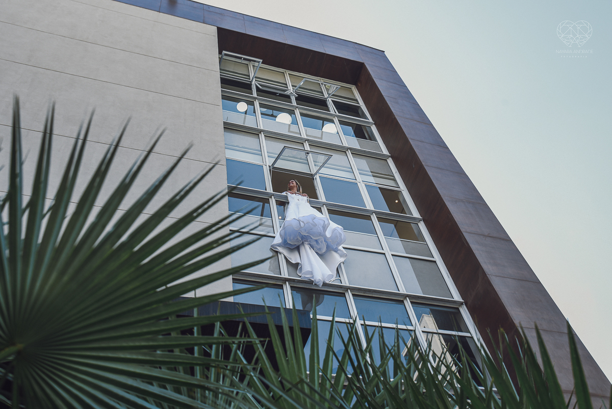 casamento classico emsantos com noivo de terno azul e noiva princesa fotos da fotografa premiada Nayara Andrade no coraçao de maria em santos igreja e festa no Sirio Libanes wedding centro de santos sao paulo
